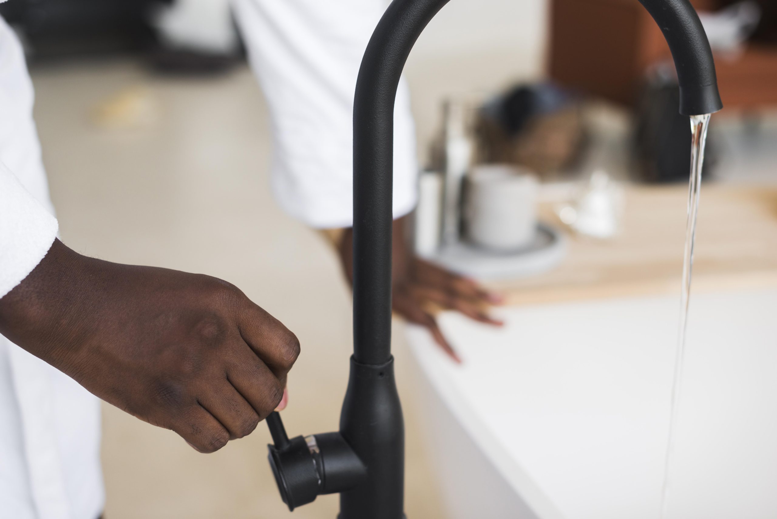 gros-plan-male-adulte-tourner-l-eau